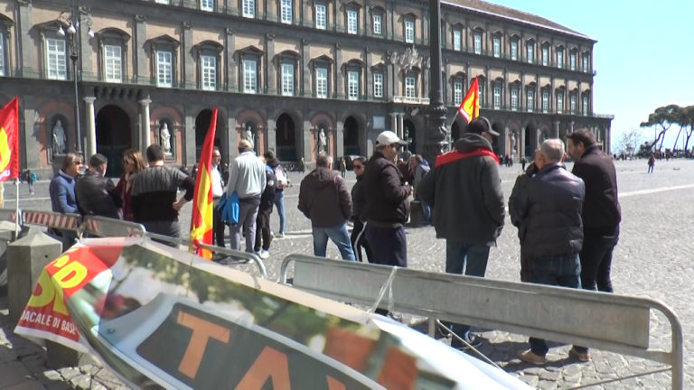 Presidio di protesta dei tassisti napoletani in piazza del Plebiscito
