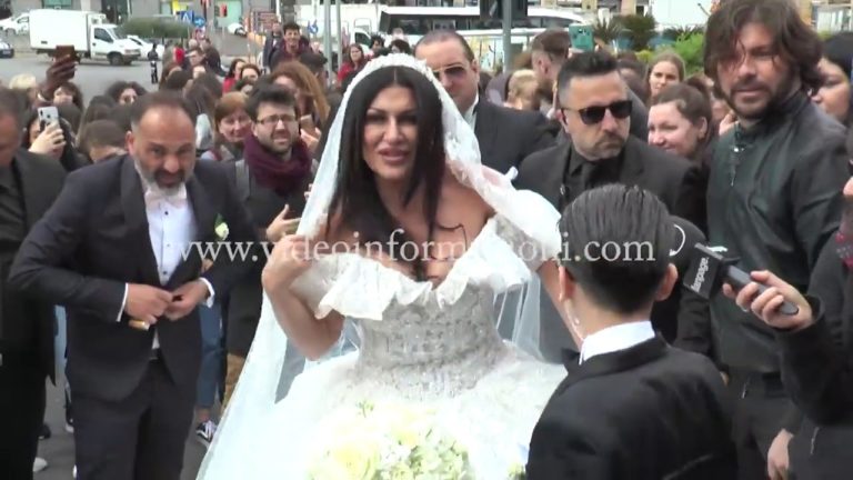 Il matrimonio di Tony Colombo e Tina Rispoli, a Napoli traffico bloccato, cavalli bianchi e trombettieri