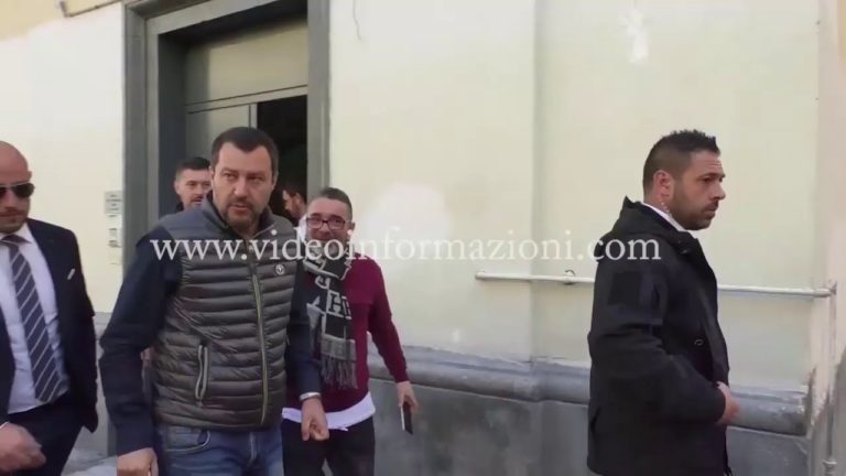Salvini a Napoli, pizza al Vasto con don Salzano: “Il quartiere è nel mio cuore”