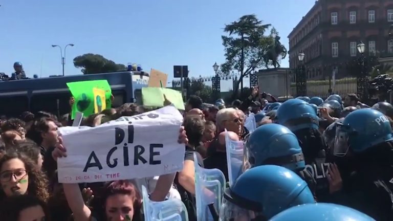 Corteo per il clima, tensioni con la Polizia per l’arrivo di Salvini