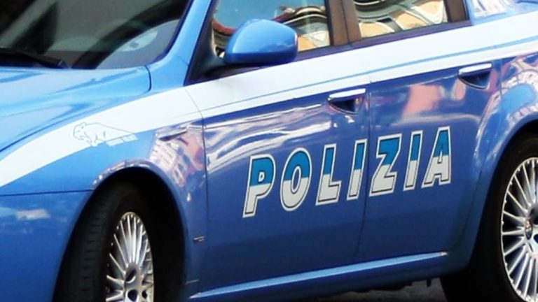 Napoli, in possesso di droga accoltella poliziotto per fuggire
