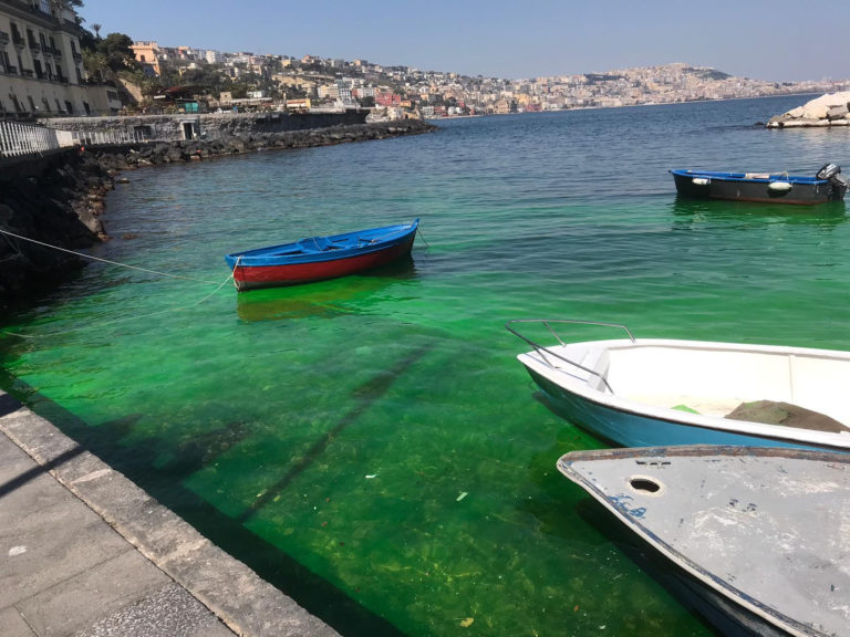 Napoli, il mare di riva Fiorita è verde: possibile sversamento tossico