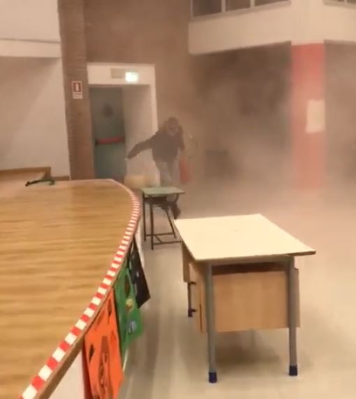 IL VIDEO – Acerra, distruggono la scuola urlando frasi di Gomorra