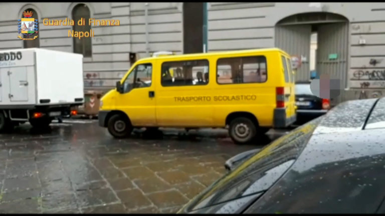 A Napoli scuolabus abusivi modificati per aumentare la capienza