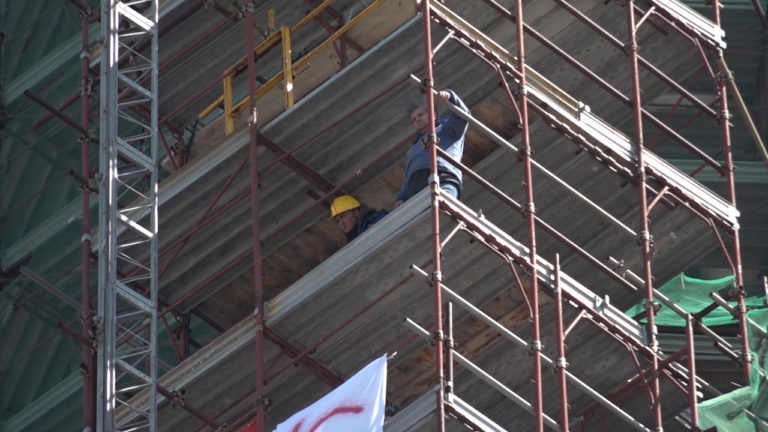 Quarta notte sul campanile per gli ex operai Fca: “Reddito cittadinanza anche a chi ha perso il lavoro”