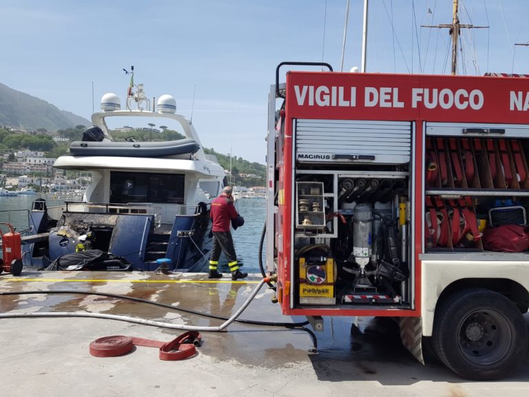 Paura nel porto di Casamicciola a Ischia, si incendia uno yacht ormeggiato