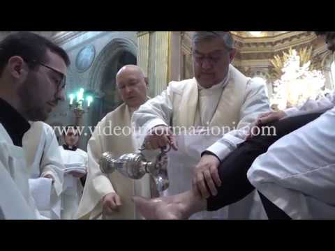 Giovedì Santo, il cardinale Sepe celebra la lavanda dei piedi al Duomo