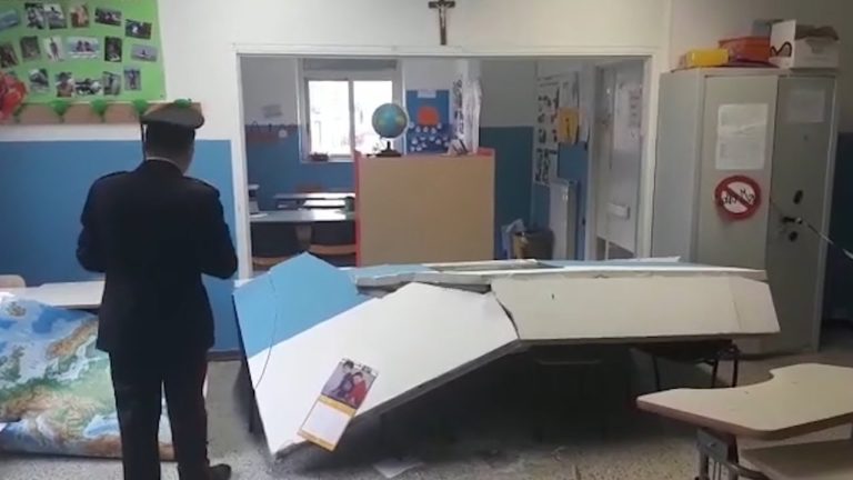 Sant’Anastasia, crolla parete divisoria in una scuola: feriti una maestra e cinque bambini. Un papà: “Tanto spavento”
