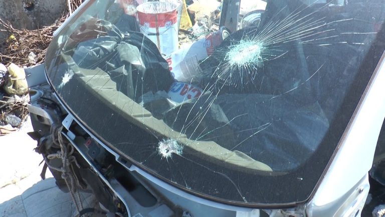 Emergenza rifiuti tra Napoli e Provincia: spazzatura e auto lesionate da colpi di pistola