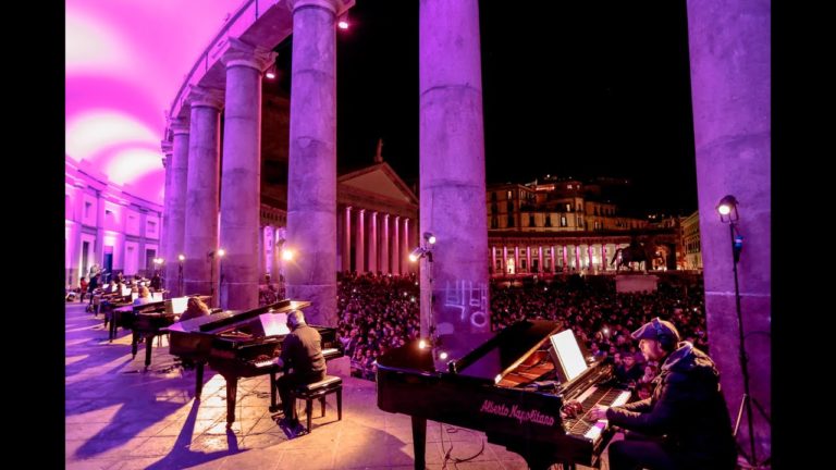In 10mila all’apertura di Piano City Napoli, concerto per 21 pianoforti in piazza del Plebiscito