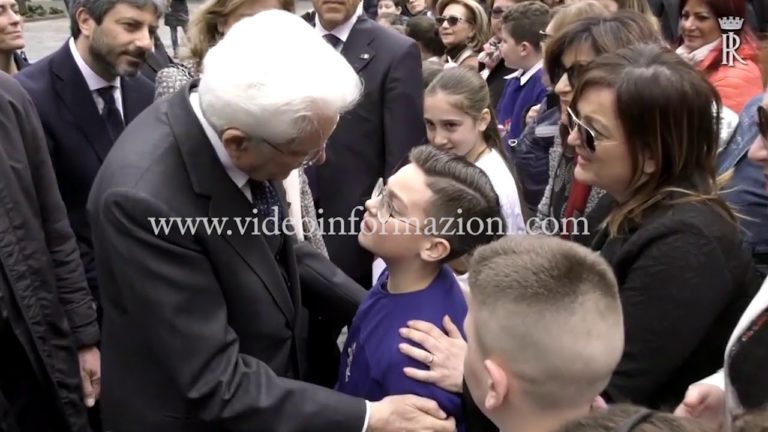 Il presidente Mattarella a Capodimonte e alla Sanità. Un bambino: “Ci aiuti a vivere con serenità”