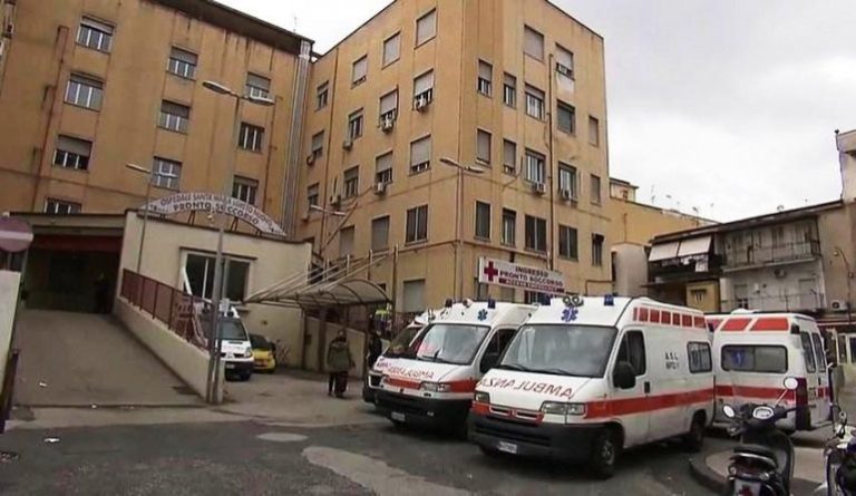 Ospedale Loreto Mare, pinza dimenticata in addome dopo cesareo: arrivano i Nas