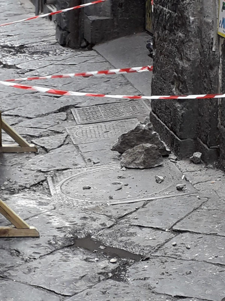Tragedia sfiorata in via Maddaloni, cadono calcinacci da palazzo Doria D’Angri davanti ai turisti