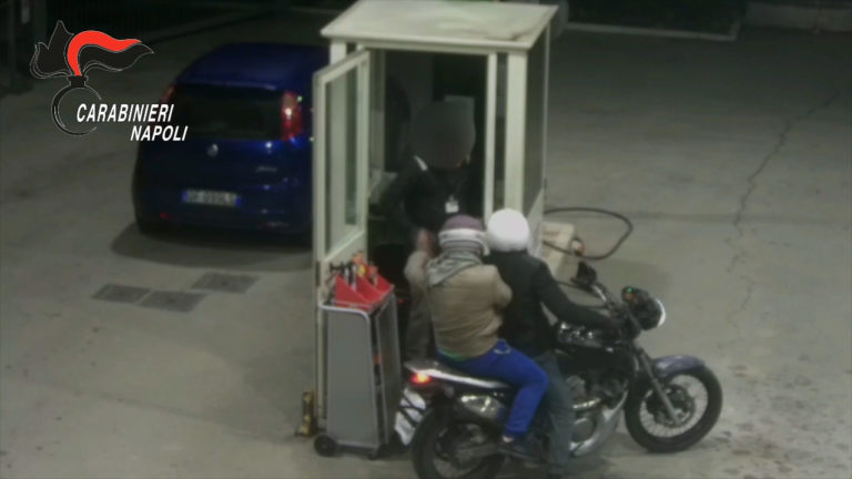 Otto rapine a distributori di benzina tra Giugliano e Pozzuoli, carabinieri arrestano due persone
