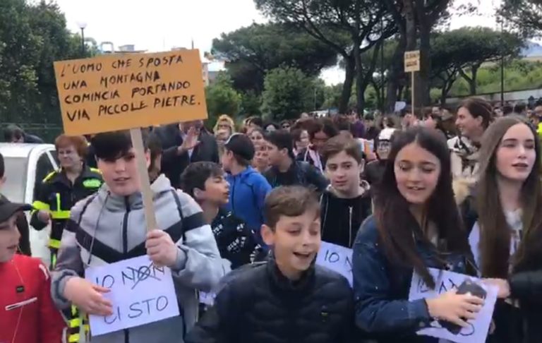 San Giovanni a Teduccio contro l’abbandono: in piazza bambini e genitori per dire no a degrado e camorra