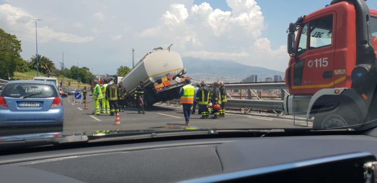 Si ribalta autocisterna, traffico in tilt sulla Tangenziale di Napoli