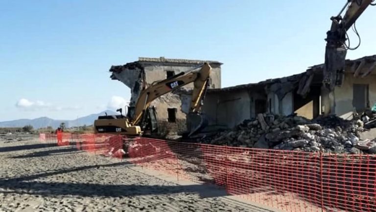 Castel Volturno, demolite villette abusive sulla spiaggia. De Luca: “A breve 8 milioni per altri interventi”