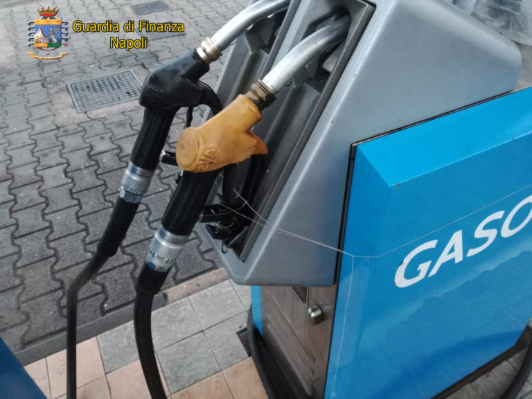 Napoli, pompe di benzina truccate: due sequestri