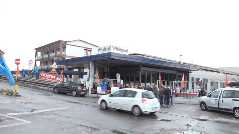 Chiude lo stabilimento Whirlpool di Napoli, sciopero dei lavoratori