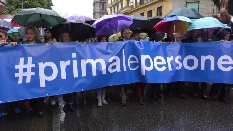 Napoli sfila per i diritti, migliaia di adesioni al corteo “Prima le persone”