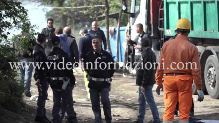 Sgomberati 800 rom da un campo al confine tra Giugliano e Qualiano