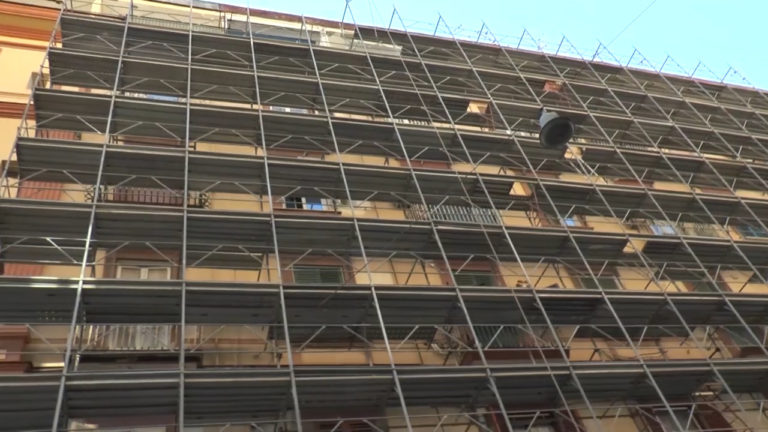 Incidente sul lavoro nel Napoletano: due operai cadono dal quinto piano