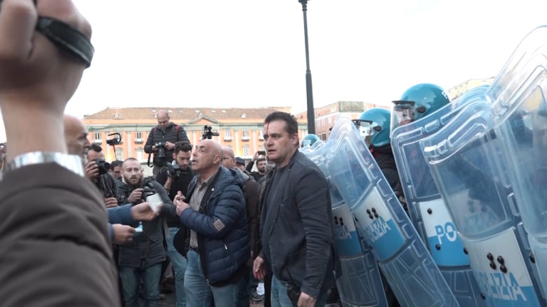 “Questa lega è una vergogna, Salvini via da Napoli”, la città contro l’arrivo del ministro: scontri e ferito poliziotto