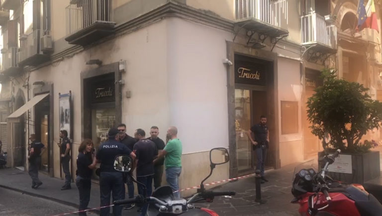 La banda del buco di nuovo in azione a via Filangieri: è il terzo colpo in una settimana