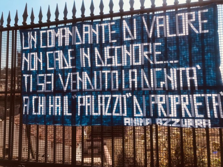 Napoli contro Sarri, spunta lo striscione: “Un comandante di valore non cade in disonore”