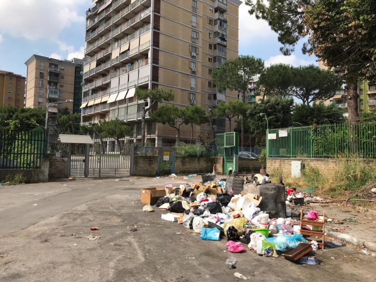 Emergenza rifiuti: da Scampia a Pianura la citta invasa da cumuli di spazzatura