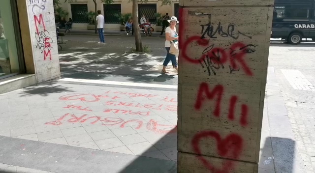 Napoli, imbrattate le colonne di via San Giacomo sotto l’occhio delle telecamere di videosorveglianza