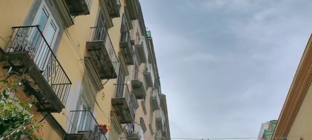 Cadono ancora calcinacci nel centro storico di Napoli: ferita una ragazza