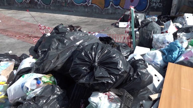 Napoli, ancora disagi per la raccolta dei rifiuti: c’è pericolo emergenza in vista dell’Universiade