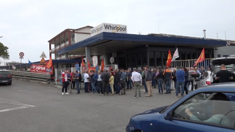 Whirlpool, assemblea dei lavoratori: “Ci fidiamo solo di Di Maio”