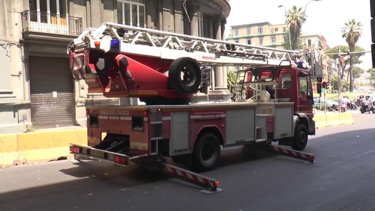 Napoli, cadono calcinacci dalla galleria Laziale: è caos traffico