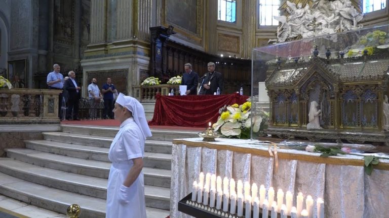Reliquie di Santa Bernadette lasciano il Duomo di Napoli