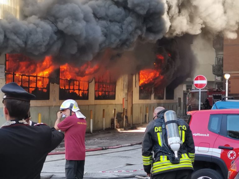 Bagnoli, in fiamme deposito di giocattoli: evacuati due palazzi