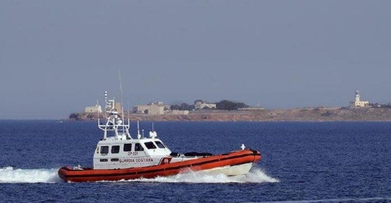 Gommone con quattro persone a bordo disperso tra Positano e Agropoli: ricerche in corso