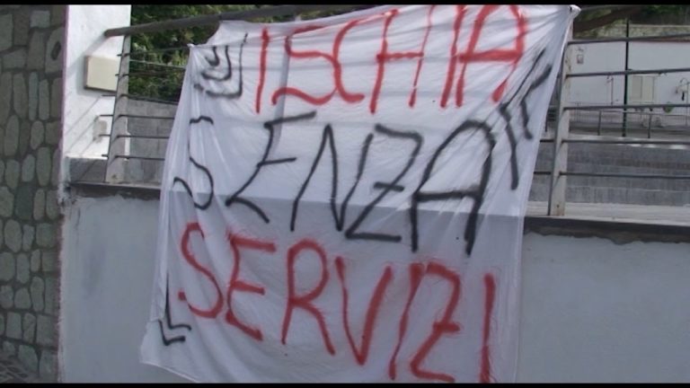 Ischia, protesta e presidio dei lavoratori di Villa Mercede a Serrara Fontata