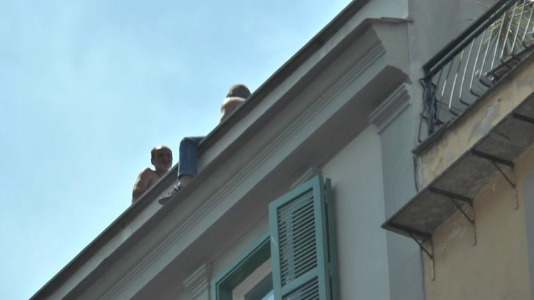 Due ex dipendenti Iacorossi minacciano suicidio dal tetto della Cgil