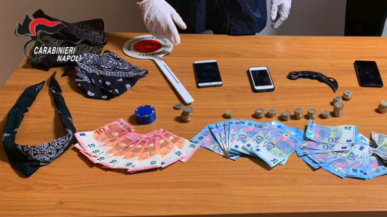 Napoli, a Pianura babygang di 7 giovani tra i 15 e i 18 anni rapina tabaccheria