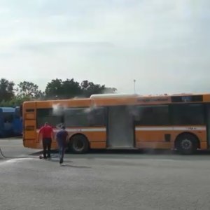 Arzano, bus della Ctp in fiamme: era in servizio dal 2002
