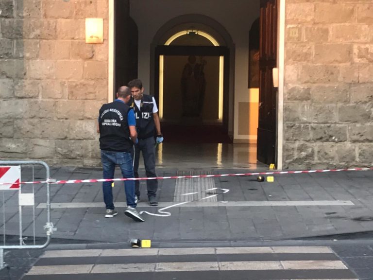Fa esplodere bombolette gas davanti alla Curia di Avellino: tre feriti