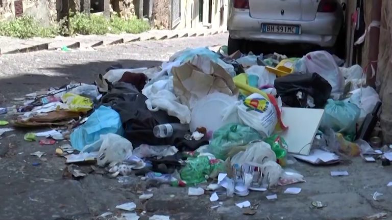 Rifiuti, col caldo scoppia l’emergenza a Napoli