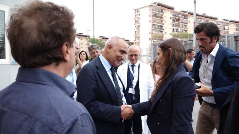 Il ministro Locatelli in visita al Ser-D di Scampia