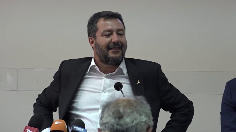 Castel Volturno, arriva il ministro Salvini: duro con De Luca sui rifiuti