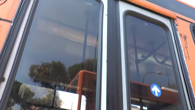 Con doglie ma senza biglietto viene multata e fatta scendere dal bus: le scuse di Anm