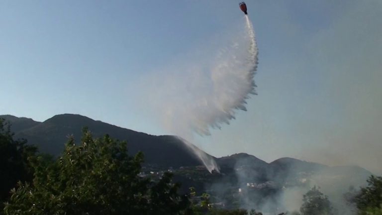 Bruciano le colline dell’isola d’Ischia: è allarme