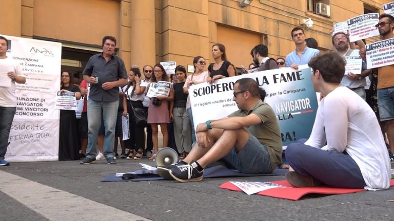 Napoli, la protesta dei navigator campani: da oggi sciopero della fame