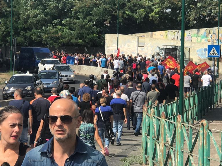 Esplode la protesta degli operai Whirlpool: bloccata l’autostrada Napoli-Salerno